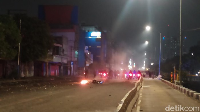Massa bertahan di Jalan Gajah Mada, Jakbar, dan melemparkan batu. Polisi melepaskan gas air mata (Luqman N Arun/detikcom)