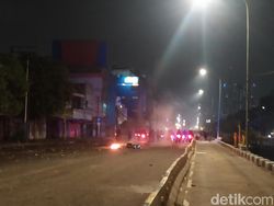 Massa Masih Bertahan di Jalan Hayam Wuruk Jakbar, Polisi Siaga