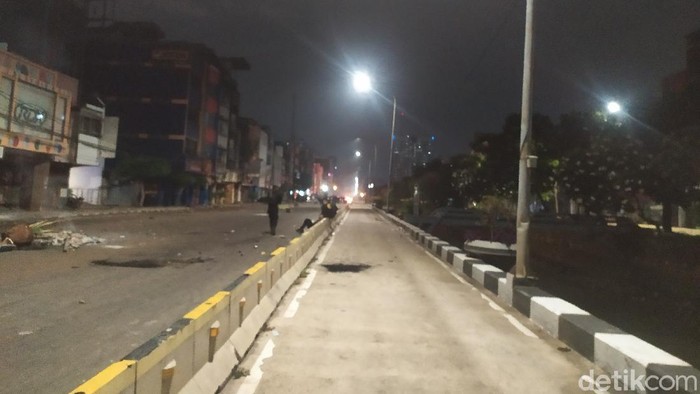 Massa di Jalan Gajah Mada, Jakbar dipukul mundur polisi (Luqman/detikcom)