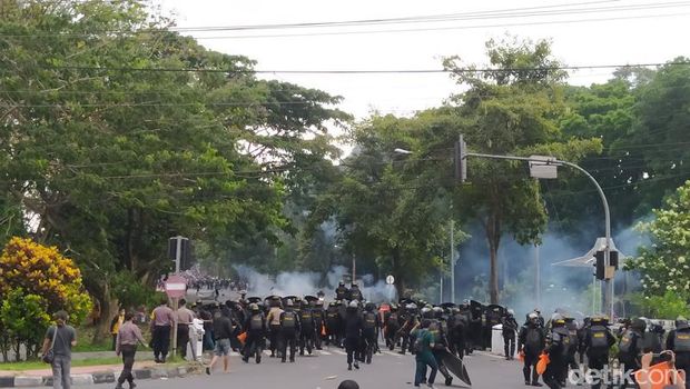 Massa melempari polisi dan dibalas dengan tembakan gas air mata di Kota Magelang, Jumat (9/10/2020).