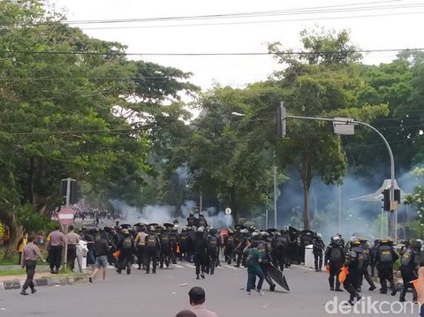 Massa melempari polisi dan dibalas dengan tembakan gas air mata di Kota Magelang, Jumat (9/10/2020).