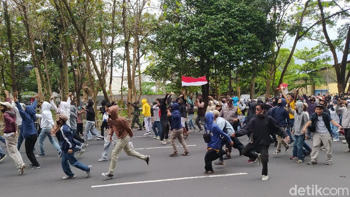 Massa melempari polisi dan dibalas dengan tembakan gas air mata di Kota Magelang, Jumat (9/10/2020).