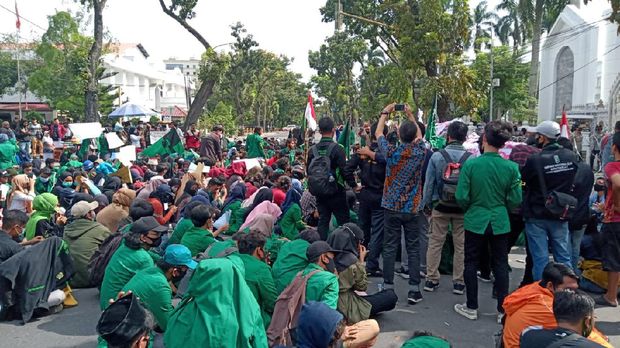 Demo Tolak Omnibus Law Mahasiswa Bagi bagi Mawar ke 