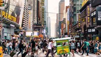 Selain warung pecel lele yang eksis di bawah Menara Eiffel, ada juga tukang bakso gerobakan yang tengah menyebrang di tengah ramainya kota New York. Foto: Twitter