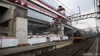 Stasiun Manggarai tengah disiapkan menjadi stasiun sentral di Jakarta. Nantinya kereta jarak jauh yang dilayani di Stasiun Gambir akan pindah ke stasiun tersebut.