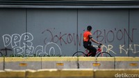 Massa juga mencoret-coret fasilitas publik.