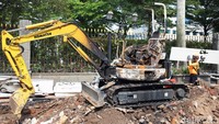 Sebuah alat berat ikut dibakar massa.