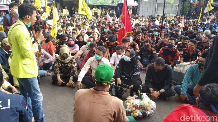 Momen demonstran palak anggota dewan beli dagangan warga