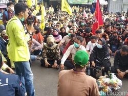 Ketika Demonstran Palak Anggota Dewan Kuningan Borong Dagangan Warga