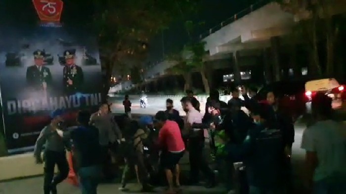 Momen kekerasan terjadi saat wartawan meliput aksi mahasiswa di Polresta Samarinda (Dok Istimewa)