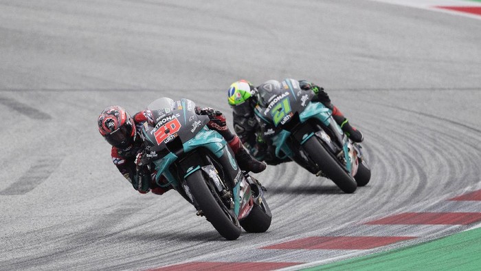 SPIELBERG, AUSTRIA - AUGUST 14:  Fabio Quartararo of France and Petronas Yamaha SRT   leads Franco Morbidelli of Italy and Petronas Yamaha SRT  during the MotoGP Of Austria - Free Practice at Red Bull Ring on August 14, 2020 in Spielberg, Austria. (Photo by Mirco Lazzari gp/Getty Images)