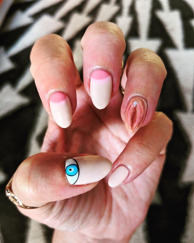Nail artist @tracykawaii juga membuat vagina nail art di salah satu kukunya. Tidak terkesan berlebihan karena kuku lainnya dihias dengan tema lain.  Foto: nail art
