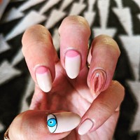 Nail artist @tracykawaii juga membuat vagina nail art di salah satu kukunya. Tidak terkesan berlebihan karena kuku lainnya dihias dengan tema lain.  Foto: nail art