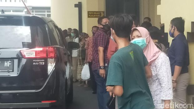 orang tua jemput anak