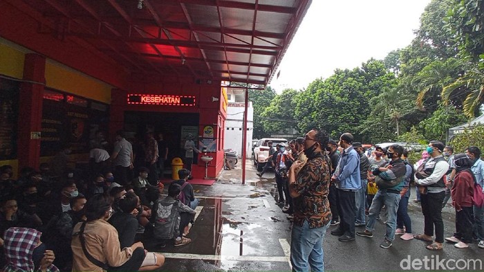 Ortu Jemput Anak di Mapolrestabes Bandung