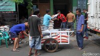 Dengan menggunakan gerobak, sembako tersebut dibagikan ke rumah-rumah warga.