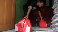 Diketahui, sebanyak 433 sembako diambil dari pos sekretariat RW untuk dibagikan kepada warga yang membutuhkan.