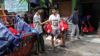 Sembako tersebut berisi biskuit, sarden, minyak, beras hingga susu bayi.