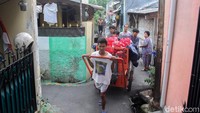 Di tengah pandemi virus Corona, pemerintah pusat hingga Pemprov DKI Jakarta diketahui rutin menyalurkan sumbangan kepada warga Jakarta yang membutuhkan dan terdampak COVID-19.