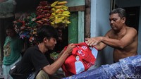 Penyaluran bantuan dilakukan oleh para pemuda dari karang taruna di kawasan tersebut.