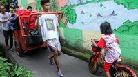 Sejumlah warga bahu membahu membagikan sembako bantuan Presiden di kawasan Duri Selatan, Jakarta, Jumat (9/10/2020).