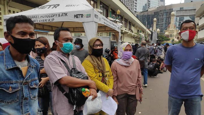 Para oran tua datang menjemput anak-anaknya yang terjaring mau ikut aksi