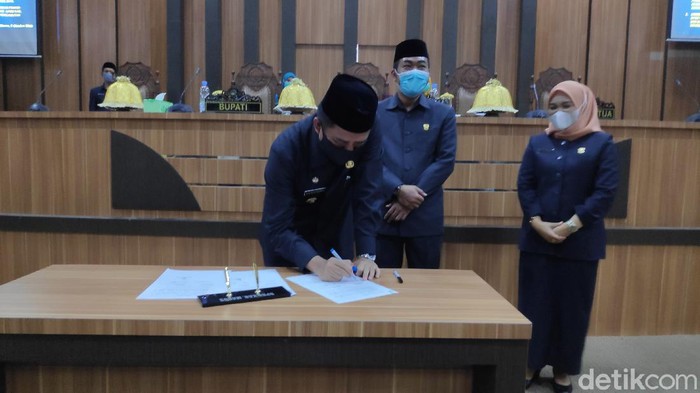 Pemkab bersama DPRD Maros menandatangani kesepakatan bersama raperda tentang penerapan disiplin dan penegakan hukum protokol kesehatan untuk mencegah COVID-19. (M Bakrie/detikcom)