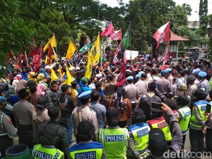 Didesak Mahasiswa, Pemkab-DPRD Cirebon Sepakat Menolak Omnibus Law