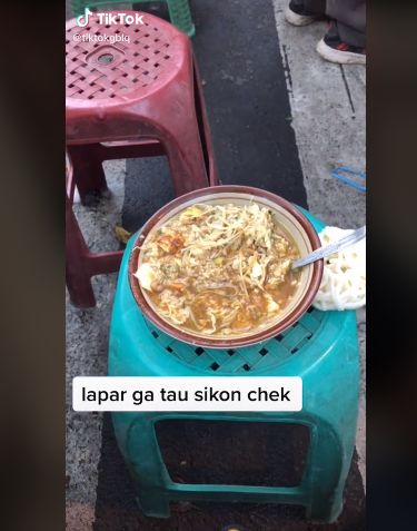 Kocak! Pendemo Omnibus Law Ini Asyik Makan Nasi Padang dan Soto Ayam