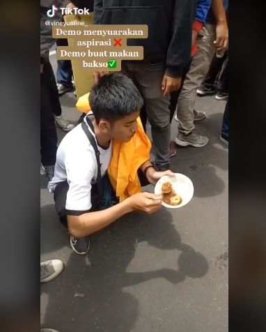 Kocak! Pendemo Omnibus Law Ini Asyik Makan Nasi Padang dan Soto Ayam