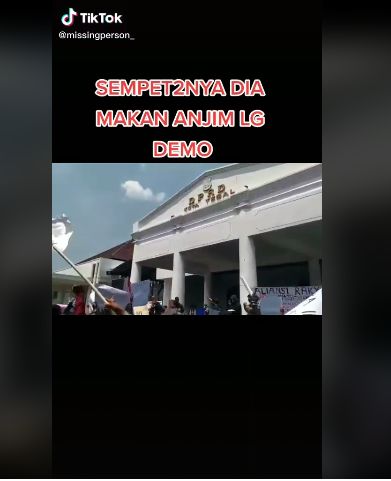 Kocak! Pendemo Omnibus Law Ini Asyik Makan Nasi Padang dan Soto Ayam