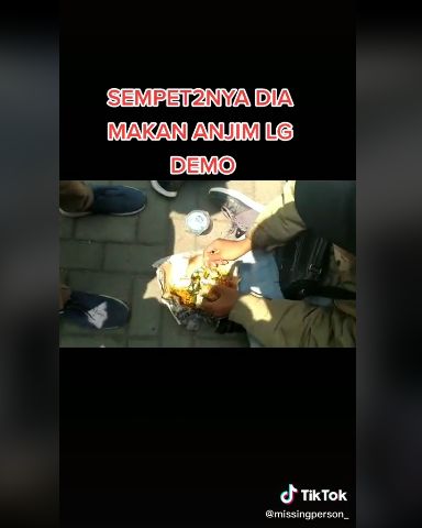 Kocak! Pendemo Omnibus Law Ini Asyik Makan Nasi Padang dan Soto Ayam