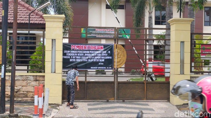 Kantor Pengadilan Negeri (PN) Jember ditutup. Penutupan dilakukan karena ada 18 pegawai yang terkonfirmasi positif COVID-19.