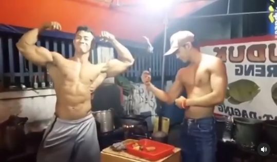 Viral! Penjual Pecel Lele Bertubuh Atletis yang Bikin Salah Fokus