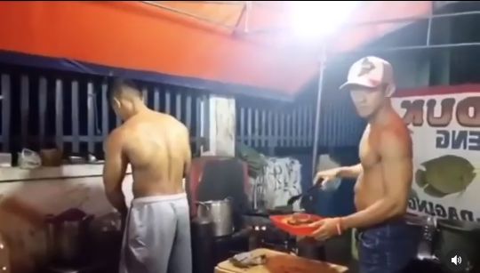 Viral! Penjual Pecel Lele Bertubuh Atletis yang Bikin Salah Fokus