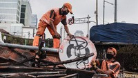 Rambu-rambu jalan yang rusak divakuasi dan segera diganti.