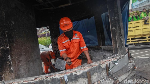 Perbaikan Kawasan Tugu Tani Usai Demo Menolak Omnibus Law