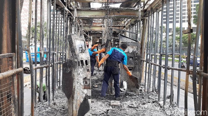 Petugas bersihkan Halte TransJakarta Tosari Baru (Lisye/detikcom)