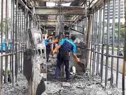 Petugas Bersihkan Halte TransJ Tosari yang Dibakar Massa Demo Omnibus Law