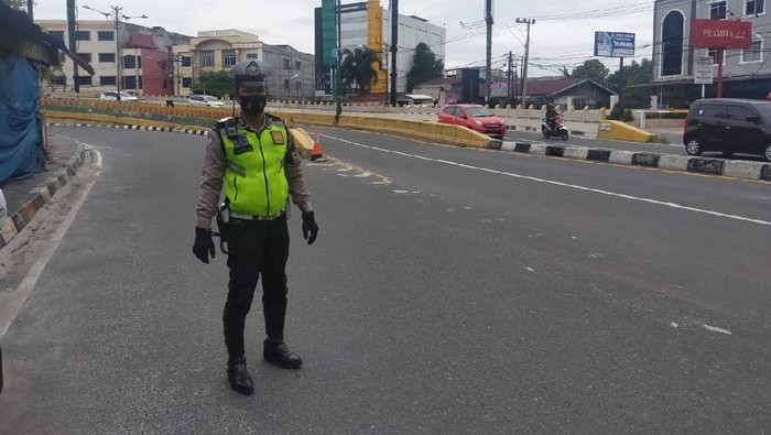 Polisi berjaga di lokasi sekitar DPRD Riau (Chaidir-detikcom)