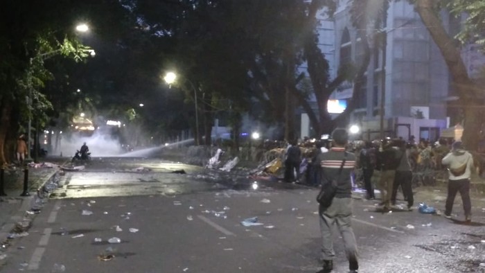Polisi tembakkan gas air mata bubarkan massa di depan DPRD Sumut (Datuk-detikcom)