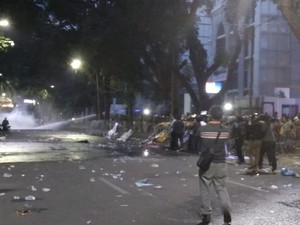 Jelang Malam, Polisi Tembakkan Gas Air Mata Bubarkan Pendemo di DPRD Sumut