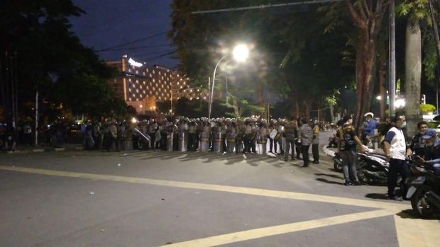 Polisi tembakkan gas air mata bubarkan massa di depan DPRD Sumut (Datuk-detikcom)