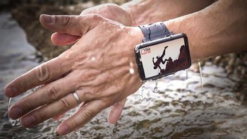 Ticwris Max 4G memang bukan ponsel sejati, melainkan bisa dikenakan di tangan walau ukurannya cukup besar. Ia bisa menjadi alternatif menarik saat berpetualang. Foto: istimewa