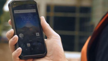 Blackview BV9500 Pro dibekali dengan PTT (push-to-talk) untuk komunikasi ala walkie talkie. Bentuknya solid dan seperti yang lain, tahan banting. Istimewanya lagi, baterainya 10 ribu mAh sehingga sangat tahan lama digunakan di outdoor. Foto: istimewa