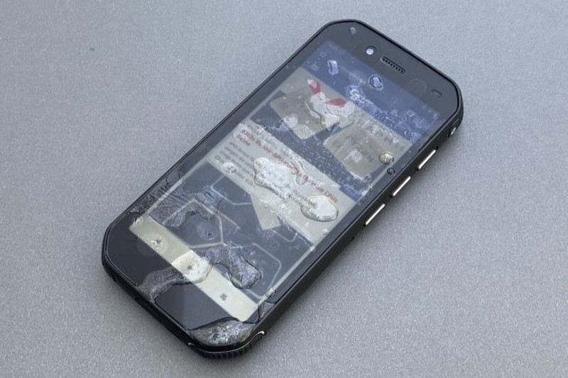 Ponsel Tahan Banting