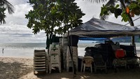 Kawasan yang biasa ramai dikunjungi para wisatawan baik lokal maupun mancanegara itu kini tampak sepi. Kolam renang kosong, kursi-kursi di restoran-restoran pun tampak ditumpuk tinggi. Diketahui, 3.000 hotel di Patong tutup.