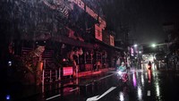 Keputusasaan pun mulai membayangi pekerja wisata di Phuket. Sebagian bertahan, namun sebagian besar lainnya memilih banting setir bekerja apa saja untuk mendapatkan uang.