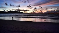Phuket sedianya akan menyambut turis asing pertama Thailand sejak April sebagai percobaan, tetapi pembukaan gerbang negara pada akhirnya diundur. Kemudian muncul opsi dengan kewajiban karantina dan wisata eksklusif yang menyasar kelas khusus.