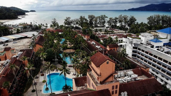 Pandemi COVID-19 berdampak pada aktivitas di kawasan Phuket, Thailand. Kawasan yang biasa ramai wisatawan itu tampak sepi bak kota hantu.